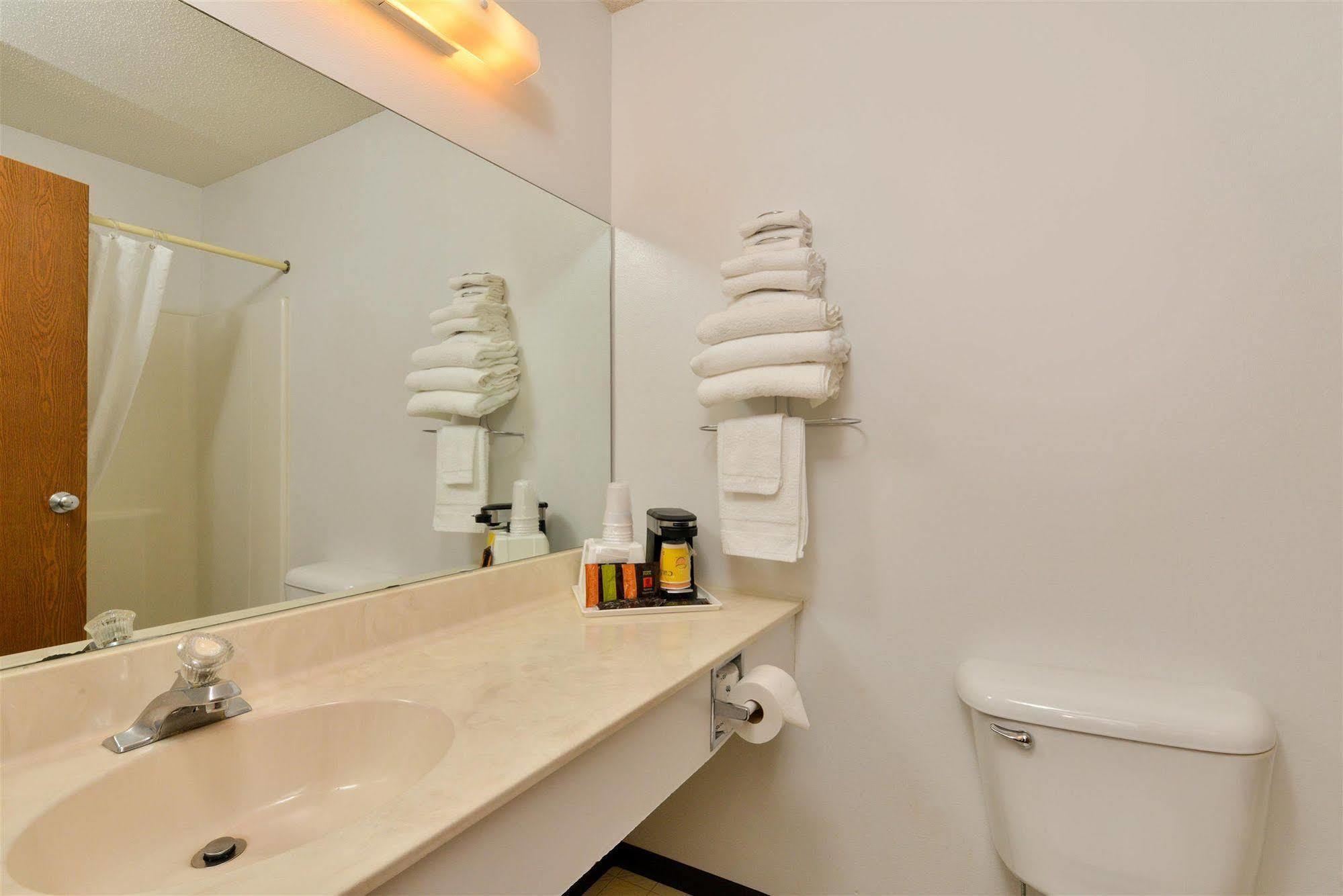 Americas Best Value Inn & Suites Clear Lake Esterno foto
